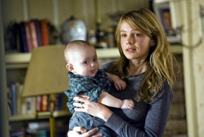 Carey Mulligan s dlouhou blond hřívou ve filmu Bratři z roku 2009.