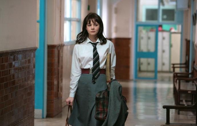 S ofinou se promenádovala Carey Mulligan ve filmu Škola života z roku 2009.