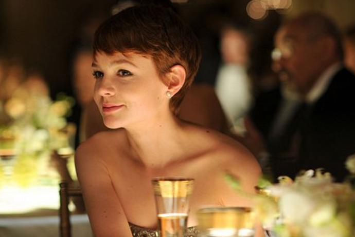 Naopak uhlazený pixie účes měla Carey Mulligan ve filmu Wall Street: Peníze nikdy nespí z roku 2010.