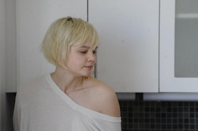 Krátké odbarvené vlasy měla Carey Mulligan ve filmu Stud z roku 2011.