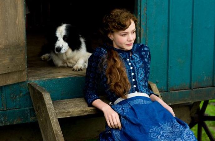 Dlouhé hnědé vlasy načesala Carey Mulligan pro film Daleko od hlučícího davu z roku 2015.