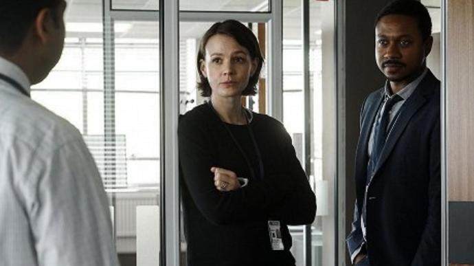 Splihlý nenápadný účes příliš nezdobil Carey Mulligan ve filmu Collateral z roku 2018.