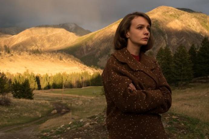 Naopak objemný retro účes měla Carey Mulligan ve filmu Wildlife z roku 2018.