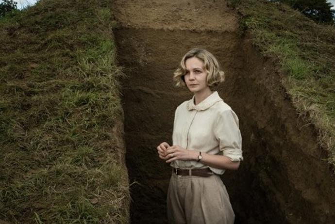 Krátký blond bob podobný tomu, který má nyní, měla Carey Mulligan již v roce 2021 ve filmu Vykopávky.