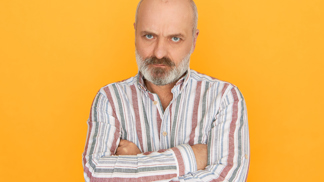 Miloš (55): Partnerka se ze začátku tvářila jako pohodářka. Teď kvůli ní nesmím do většiny restaurací ve městě