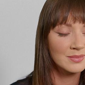 Oční linky vytvořené očním stínem.