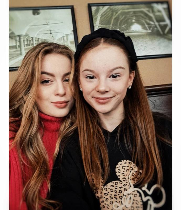 Herečka a hvězda seriálu ZOO Michaela Pecháčková má mladší sestru Nikolu, které se podobá jako vejce vejci.