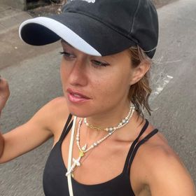Během dlouhých pobytů na Bali si Emma užívá hlavně sluníčka, které jí dle jejích slov přirozeně vykonturuje obličej.