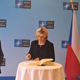 Eva Pavlová byla zahalena do černé.