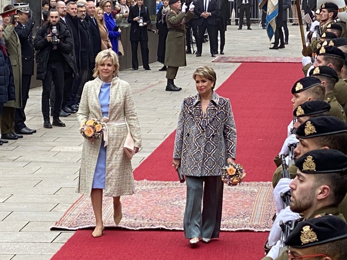 Březen 2024, státní návštěva v Lucembursku. Eva Pavlová oblékla pastelově modré šaty a béžový kabátek.