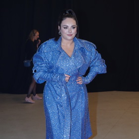 Ceny Anděl 2022 Ewa Farna ohromila třpytivým džínovým trenčkotem vyneseným jako večerní šaty. A rozhodně nezapadla.