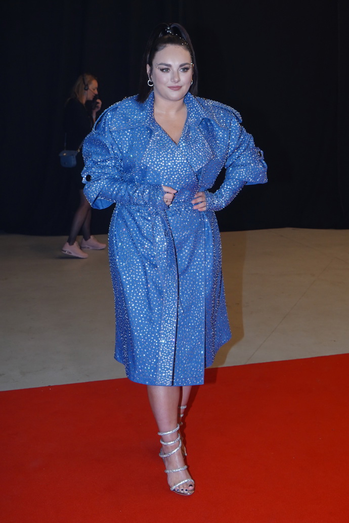 Ceny Anděl 2022 Ewa Farna ohromila třpytivým džínovým trenčkotem vyneseným jako večerní šaty. A rozhodně nezapadla.