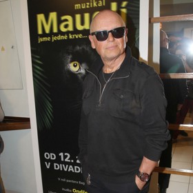 Styl Jiřího Korna je všechno, jen ne nuda. A to i přesto, že si obvykle vystačí s jednou barvou a nosí velmi jednoduché základní kousky.