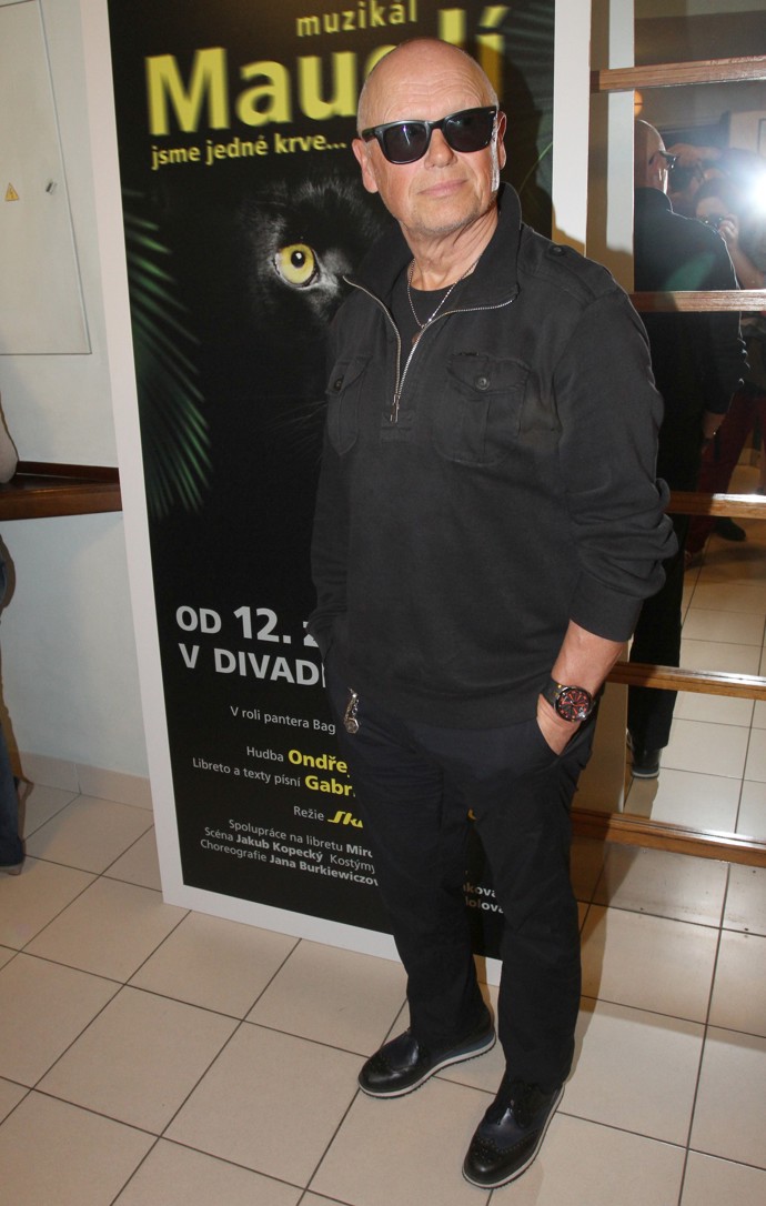 Styl Jiřího Korna je všechno, jen ne nuda. A to i přesto, že si obvykle vystačí s jednou barvou a nosí velmi jednoduché základní kousky.