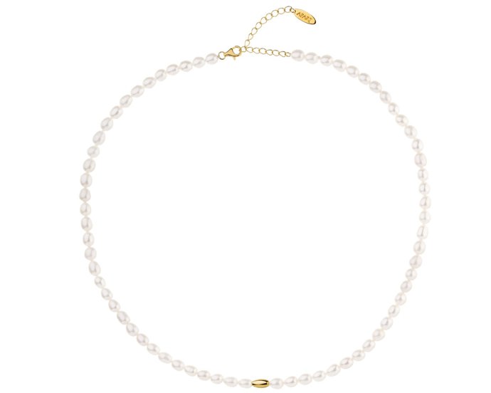 Výstřih může ozdobit řada říčních perel. Ideálně těch pravých, vydrží vám na věky. (Apart, 2 190 Kč)