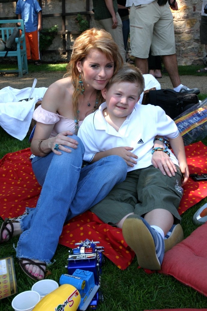 Ke svému blond mikádu přidávala Iveta Bartošová s oblibou prodlužující příčesky.