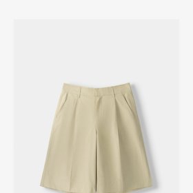 Další položkou potřebnou pro dokonalý jarní šatník jsou tyto elegantní bermudy. (Bershka, 699 Kč)