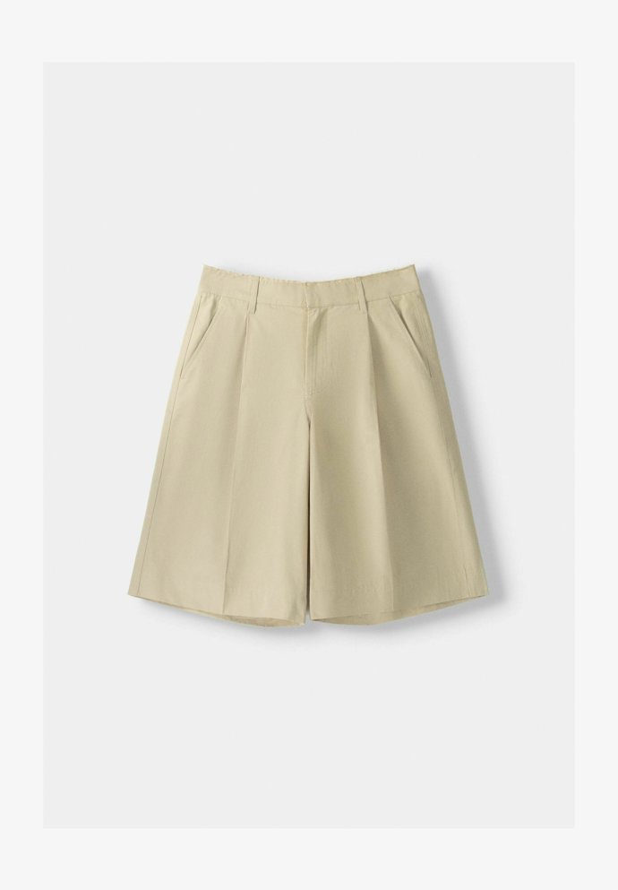 Další položkou potřebnou pro dokonalý jarní šatník jsou tyto elegantní bermudy. (Bershka, 699 Kč)