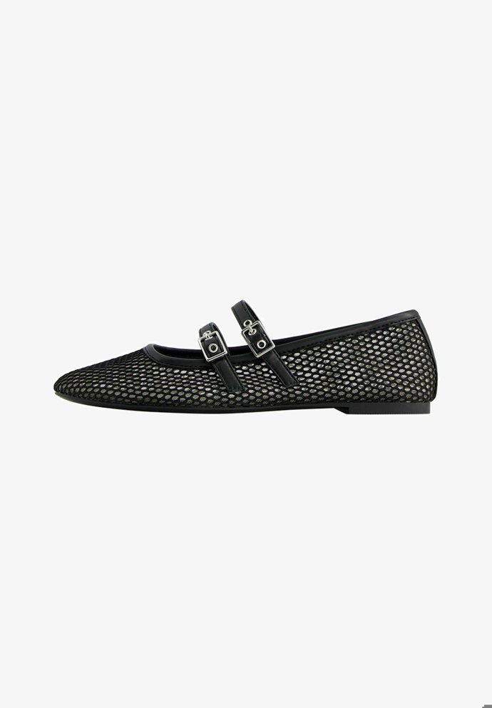 Model značky Bershka za 549 Kč zdobí hned dva pásky přes nárt.