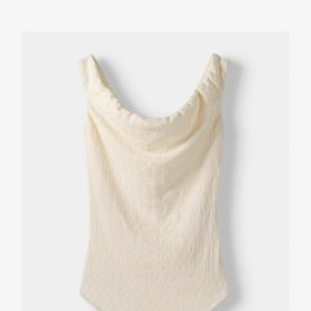 A módní je i varianta tzv. bardot střihu, tedy s variabilními "spadlými" rameny. (Bershka, 449 Kč)