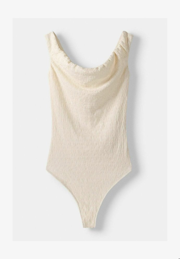 A módní je i varianta tzv. bardot střihu, tedy s variabilními "spadlými" rameny. (Bershka, 449 Kč)