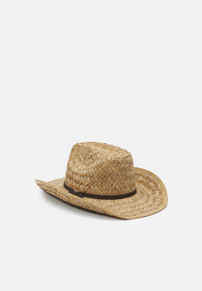 K dokonalosti vám samozřejmě  nesmí chybět klobouk. Slamák typických tvarů je od značky Brixton a stojí 1 190 Kč.