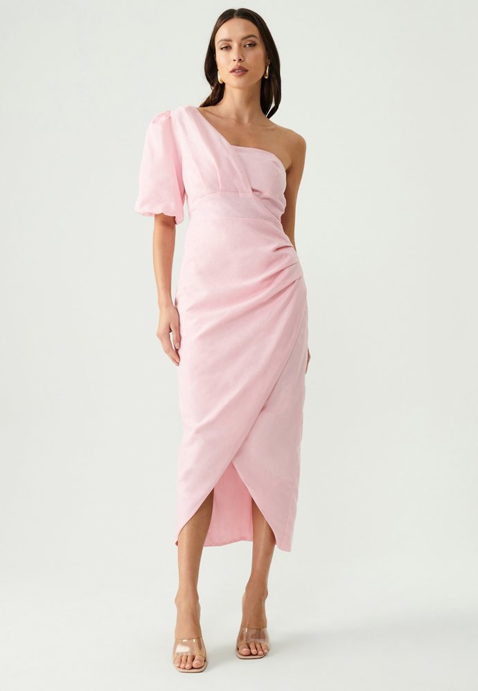 Do výbavy sladce růžových kousků zařaďte i jednoduché šaty. (Bwldr, 2 099 Kč)