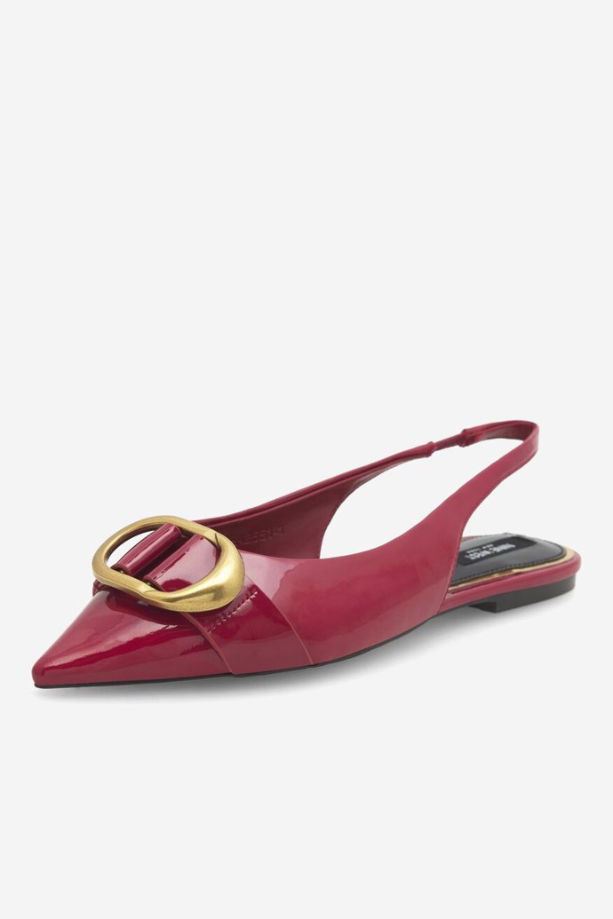 Trendy obuv ale můžete vyřešit také modelem slingback lodiček bez podpatku s výrazným ozdobným prvkem. (CCC, 1 099 Kč)