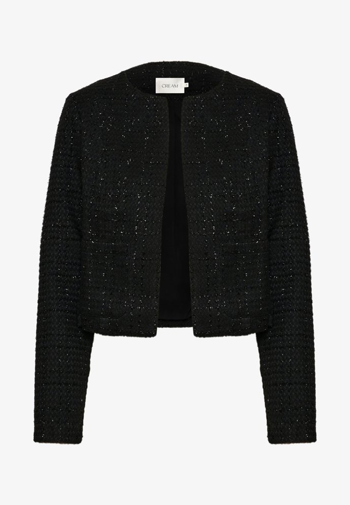 Buklé kabátek s třpytivým vláknem je módní kousek s univerzálním využitím. (Cream, 2 200 Kč)