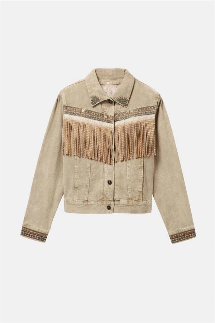 Třásně zdobí i bundu klasického střihu s límcem od značky Desigual. (4 290 Kč)