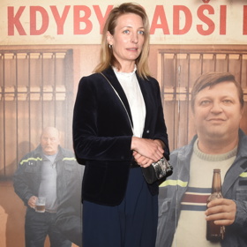 Anna Polívková zkombinovala blazer kratšími culottes kalhotami a bílými teniskami a je za dámu.