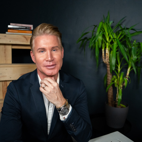 Model Robert Paulat promluvil o svém single otcovství - syna mu odnosila náhradní matka.