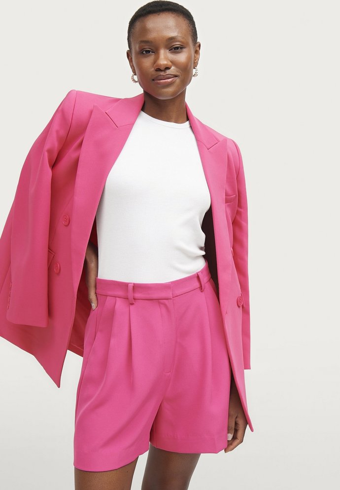 Neformální variaxce s tričkem jsou letos velmi oblíbeným způsobem nošení oblekových setů (Ellos Collection)