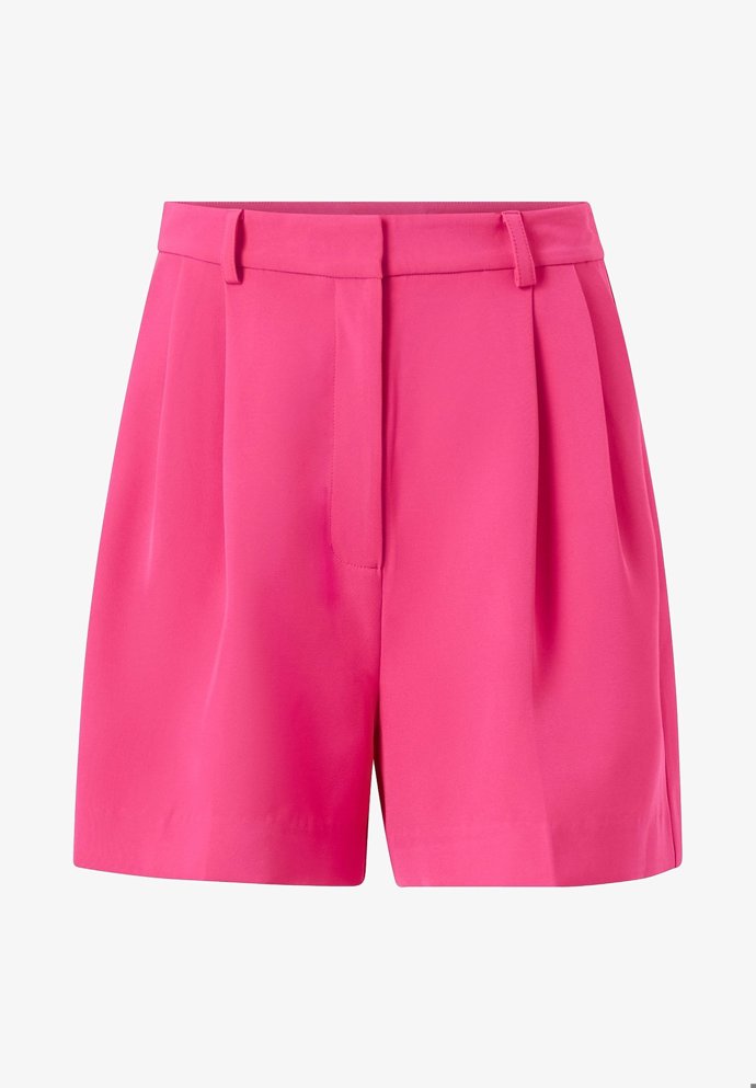 Když navíc sako doplníte trendy šortkami, budete za hvězdu. (Elos Collection, 519 Kč)