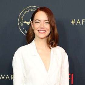 Herečka Emma Stone právě nosí delší hladké mikádo v kaštanově hnědém odstínu.