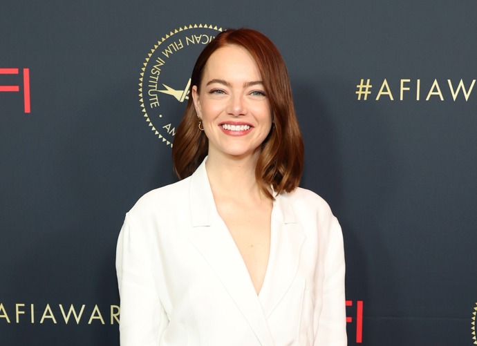 Herečka Emma Stone právě nosí delší hladké mikádo v kaštanově hnědém odstínu. 