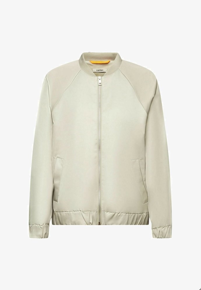 Klasický bomber v sofistikovaném pojetí sluší semi elegantnimu stylingu, ale ozdobí i volnočasové outfity. (Esprit, 1 899 Kč)
