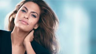 Nestárnoucí Eva Mendes slaví. Krásná herečka a manželka filmového Kena se zařadila po bok okouzlujících padesátnic