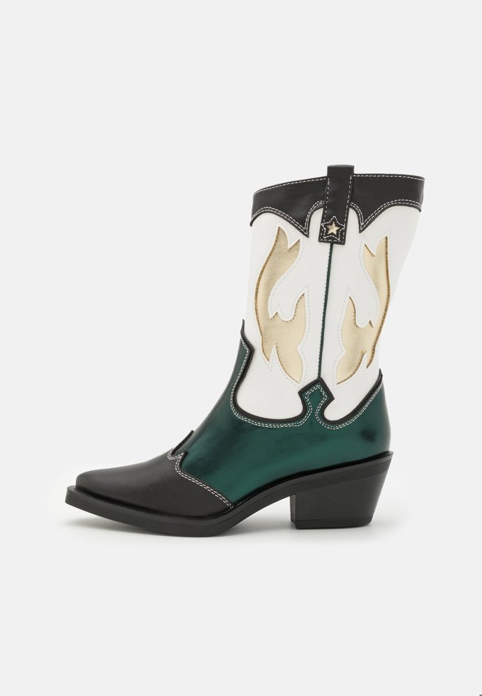 Třpytivé, metalické, zkrátka zářivé. I tak mohou vypadat kovbojské kozačky pro tuto sezónu. (Even&Odd, 1 290 Kč)