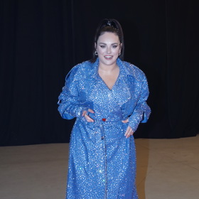 Podle stylistky by jí slušel trochu jiný střih, tenhle jí nelichotí.