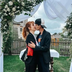 Tahle společná fotografie Anny Fixové a Denise Šafaříka vyvolala spekulace o tom, zda pár neplánuje svatbu.