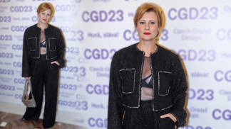 Inspirativní styl 50+ podle herečky Jitky Schneiderové: Honosné buklé v trendy střihu nosí takřka na holém těle