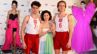 Nejšílenější modely z Českého lva: Filip Březina se Zdeňkem Piškulou v rudých trenkách a Janda jako chodící paraván
