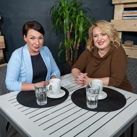 Bára Divišová s moderátorkou talkshow Na kafeečko, Miluší Bittnerovou.