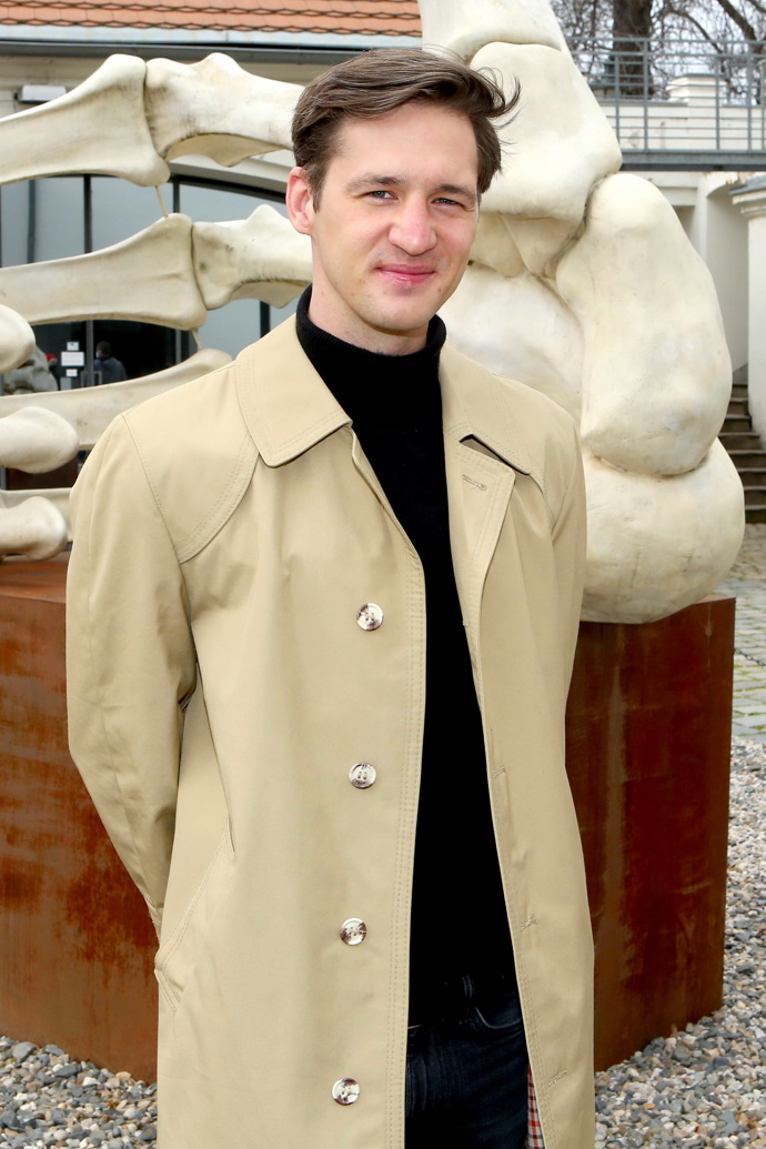 Herec má ve skříni i elegantní trenčkoty který je další podzimní nezbytností.