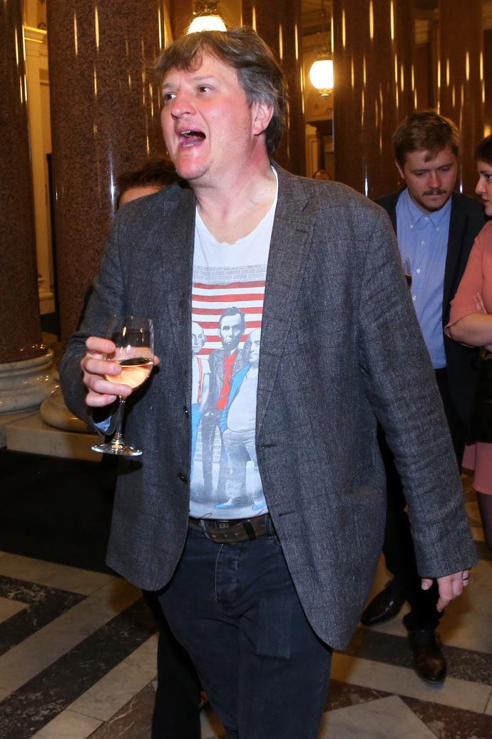 Herec Tomáš Jeřábek se ve společnosti bavil oděný velmi neformálně - ke cti mu budiž alespoň to sáčko.