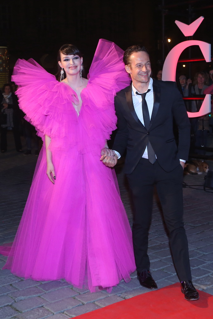 Česká návrhářka Vanda Janda v roce 2019 prohlásila, že na Českém lvu dělala invazi svými šaty. Ostatně, lidé si stěžovali, že přes ni během přenosu není vidět. 