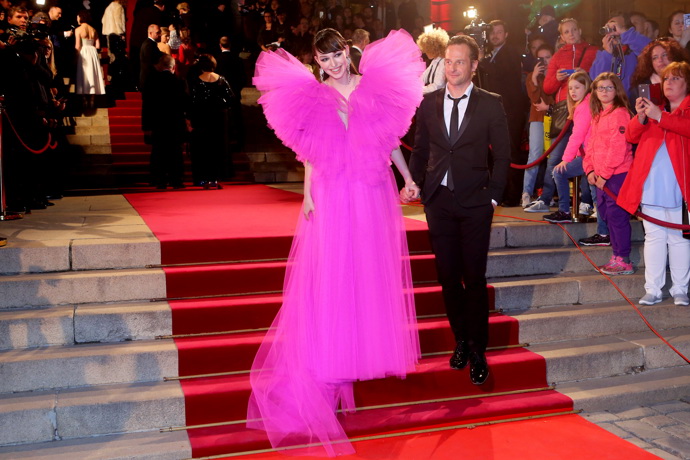 Na červený koberec v nepřehlédnutelném modelu v barvě Viva Magenta.