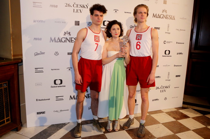 Nápad Simony Rybákové se pozdával také hercům z vítězného snímku Zlatý podraz. Na snímku pózují Filip Březina a Zdeněk Piškula s herečkou Marthou Issovou.