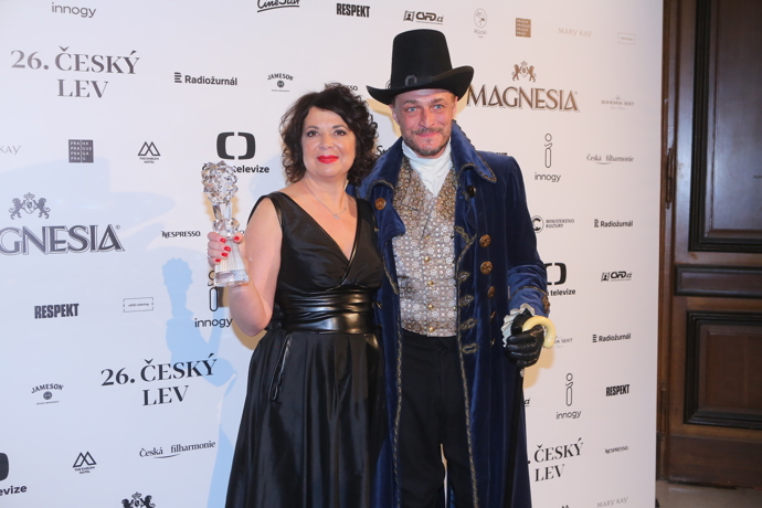 Herec Karel Dobrý neváhal na Českém lvu zapózovat v kostýmu hastrmana, kterého si ve filmu zahrál - nevynechal ani vestu, frak a cylindr.